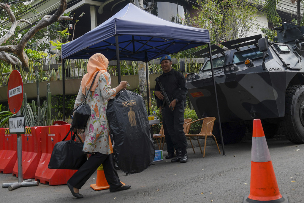 Anggota Pasmpapres berjaga di jalan Situbondo, Menteng yang merupakan kediaman Wakil Presiden terpilih Ma'ruf Amin jelang pelantikan presiden dan wakil presiden periode 2019-2024 di Jakarta.